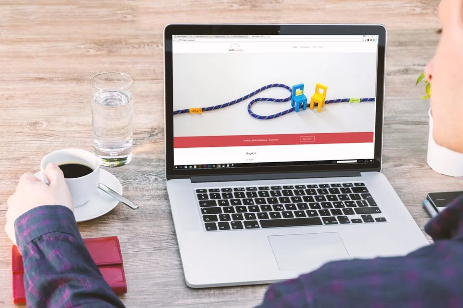 Le design thinking est une approche de l’innovation centrée sur l’humain, qui s’appuie sur la boîte à outils du designer pour réunir les besoins des personnes, les possibilités offertes par la technologie et les exigences de la réussite commerciale. Le design thinking repose sur un noyau profondément humain. Il incite les organisations à se concentrer sur les personnes pour lesquelles elles créent, ce qui conduit à de meilleurs produits, services et processus internes.
